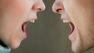 Captan a mujer golpeando a su pareja dentro de un auto