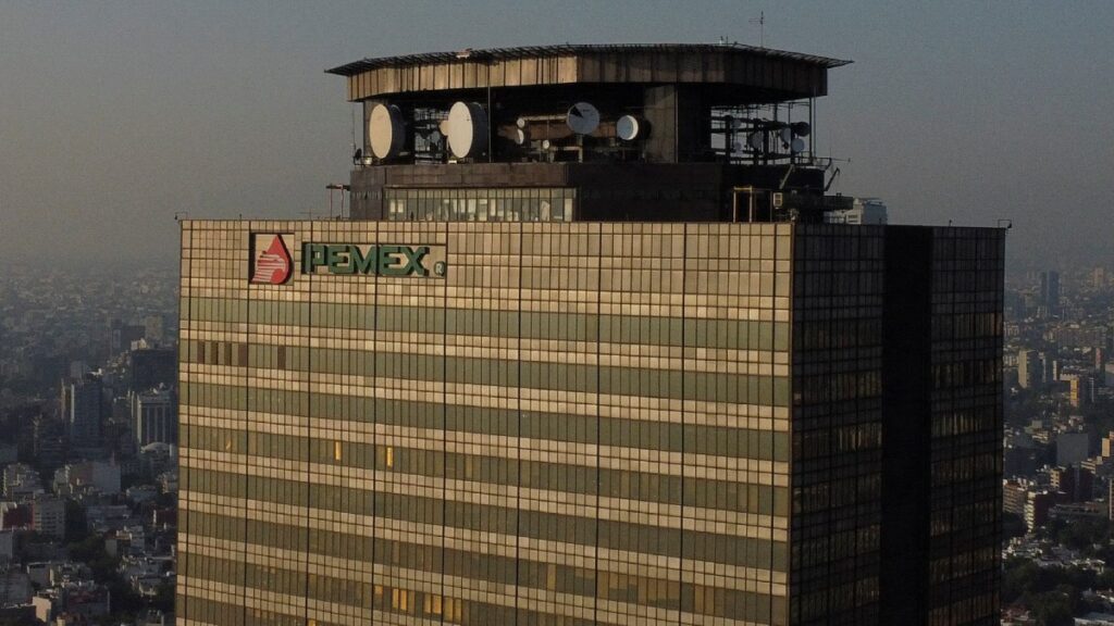 Fitch eleva calificación crediticia de Pemex
