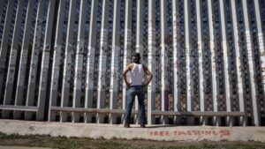 Pintura negra no calienta más el muro fronterizo, revela influencer