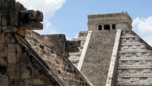 Perro “guardián” conquista la pirámide de Kukulkán y aúlla al cielo