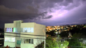 ¿Por qué no debes bañarte o lavar trastes durante una tormenta eléctrica?