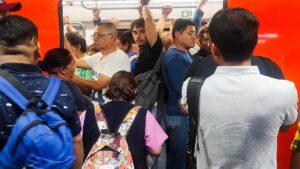 Con escobas y palos: vagoneros golpean a policía en Línea 8 del Metro CDMX
