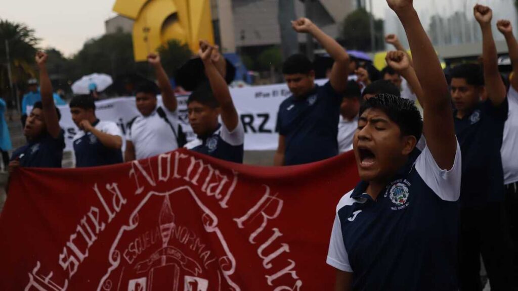 Protestan por estudiantes desaparecidos de Ayotzinapa