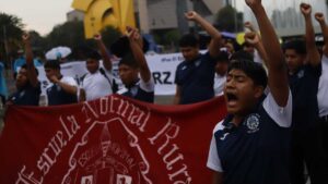 Marchan en Reforma por los 43 de Ayotzinapa