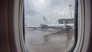 Razones por las que las lluvias pueden mantenerte dentro del avión antes de despegar