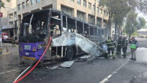 Autobús de transporte público se incendia en el Centro Histórico de la CDMX