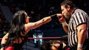 ¡Adiós vals! Novios cambian su baile de boda por un combate de lucha libre