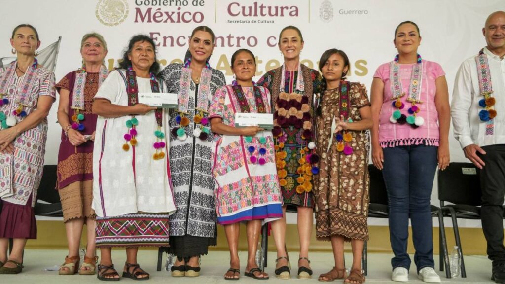 Sheinbaum otorga crédito a mujeres amuzgas. Cuartoscuro