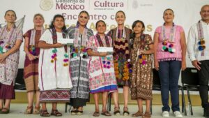 Sheinbaum entrega créditos de 30 mil pesos a artesanas amuzgas en Guerrero y Oaxaca