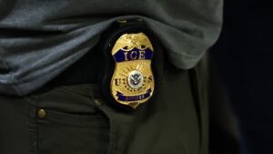 ICE busca reclutar 10 mil nuevos agentes; ofrece hasta 50 mil dólares