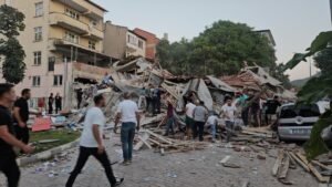 Sismo de magnitud 6.1 azota Turquía; pánico en la población y edificios derrumbados: VIDEOS