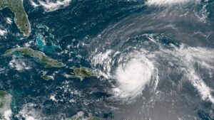 Huracán Erin se intensifica y llega a categoría 5