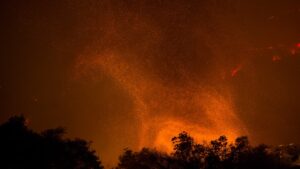 ¡Impresionante! Tornado de fuego se forma en Portugal: VIDEO