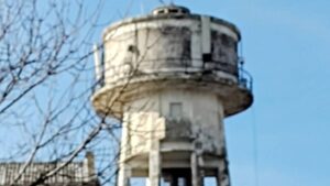 Hombre escala tanque de agua en Chihuahua; muere tras caer desde gran altura