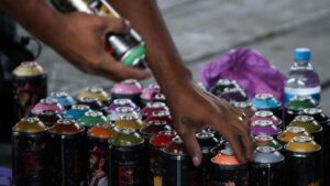 Graban a mujeres de la tercera edad grafiteando un auto en la Miguel Hidalgo: VIDEO