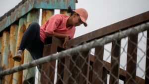 SRE alerta sobre los peligros de cruzar ilegalmente la frontera