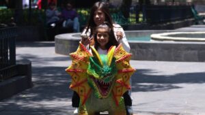 Mujer pasea a su hijo en calles de CDMX ¡a bordo de un dinosaurio!