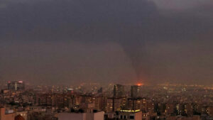 Incendio consume depósito de petróleo en Teherán, Irán: VIDEOS