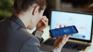 Microsoft alerta sobre la “psicosis por inteligencia artificial” y sus riesgos para la salud mental