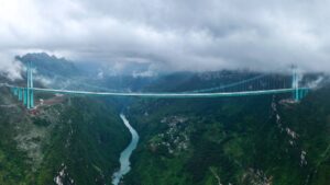 El puente más alto del mundo en China supera su prueba final