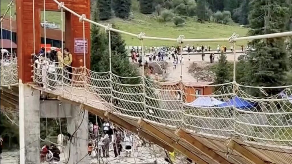 Aspecto del puente colgante que se desplomó en China