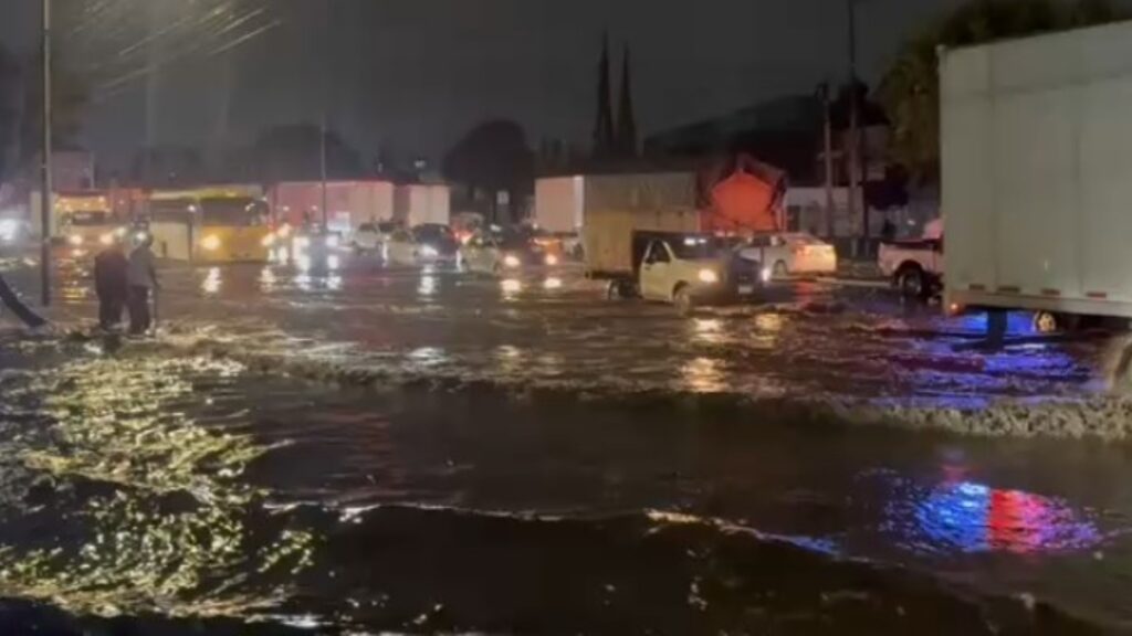 Reabren la Vía José López Portillo tras 5 horas inundada