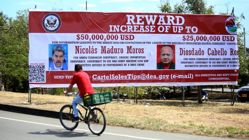 Cartel estadounidense con recompensas contra Maduro y Cabello se exhibe cerca de la frontera entre Colombia y Venezuela.