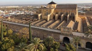 Se registra fuerte incendio en la Mezquita de Córdoba, España