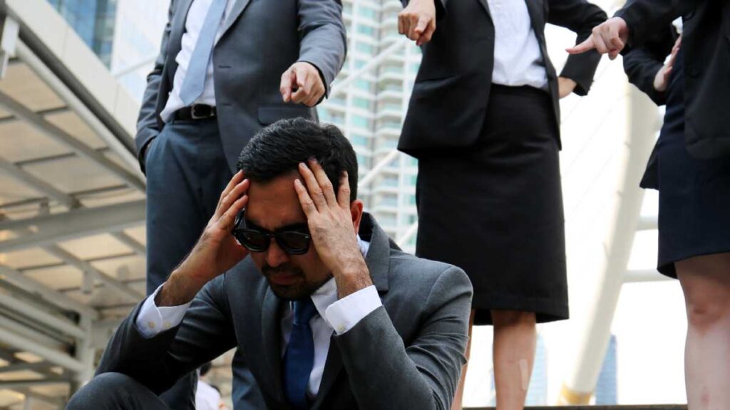 Humillan a reportero en programa de TV