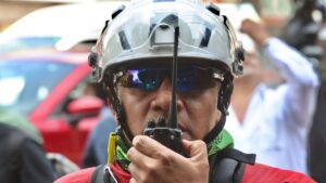 Rescatan a mujer que cayó a barranca en Puebla; imágenes del momento