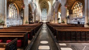 Ladrón arrebata celular a hombre de la tercera edad dentro de iglesia en Monterrey