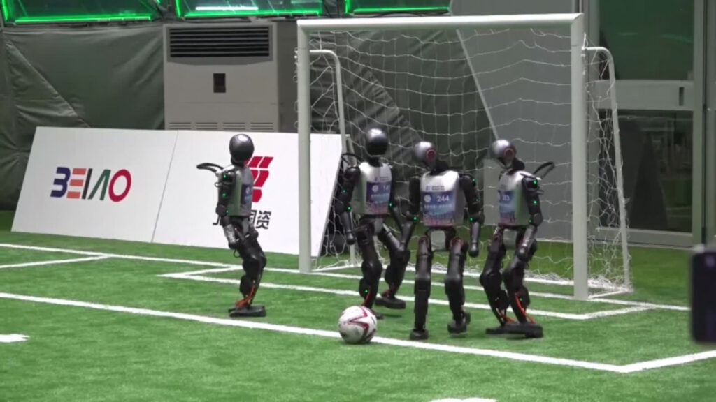 ¡Los robots humanoides que juegan futbol en China!