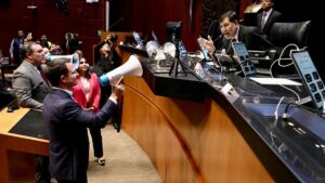 Fernández Noroña y Ricardo Anaya se enfrentan con tés y acusaciones