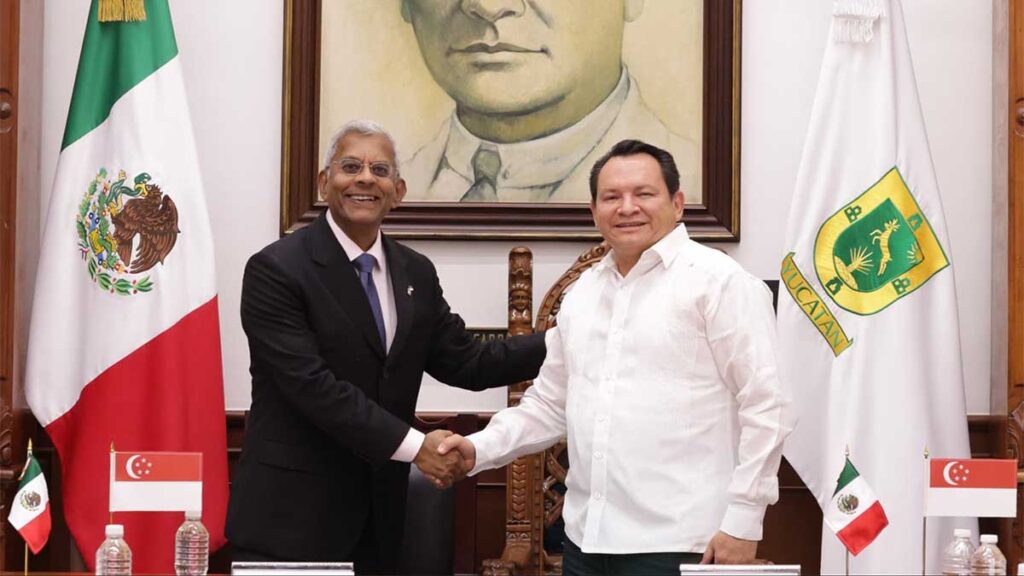 Recibiendo al embajador de Singapur en México.