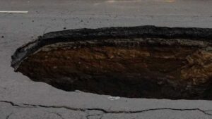 Se abre socavón de 30 metros de largo en carretera de Michoacán