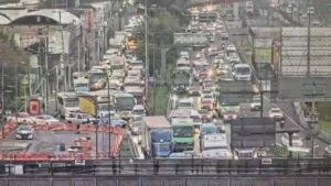 Socavón de 10 metros colapsa el tráfico en Calzada Ignacio Zaragoza