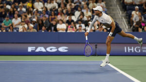 Indignación en el US Open: señor roba gorra destinada a un niño