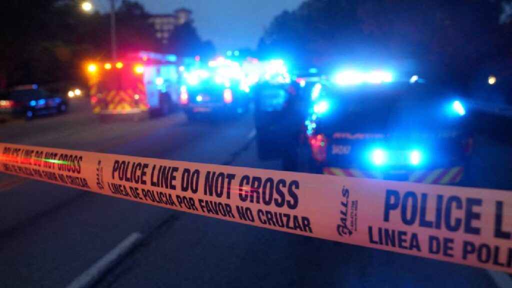 Mueren tres en tiroteo en Target de Austin; sospechoso robó dos autos y fue detenido tras ser tazeado por la policía.