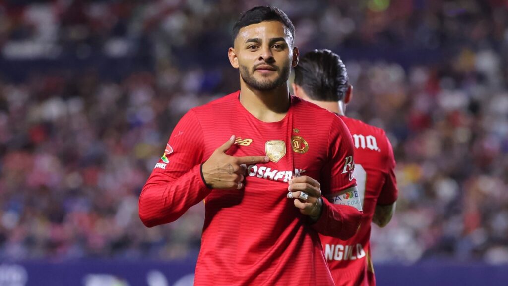 Alexis Vega en festejo de gol con Toluca