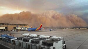Tormenta de polvo paraliza Phoenix: daños, apagones y caos en aeropuerto; videos