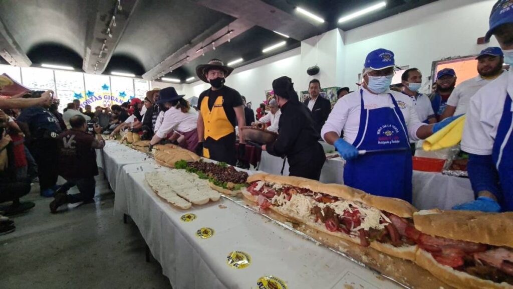 La Feria de la Torta CDMX celebra 20 años con torta de 90 metros, 90 expositores y más de 50 artistas del 13 al 17 de agosto.