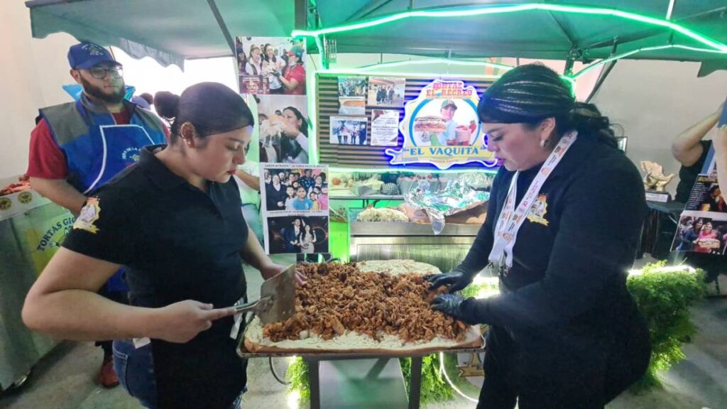 La Feria de la Torta CDMX celebra 20 años con torta de 90 metros, 90 expositores y más de 50 artistas del 13 al 17 de agosto.