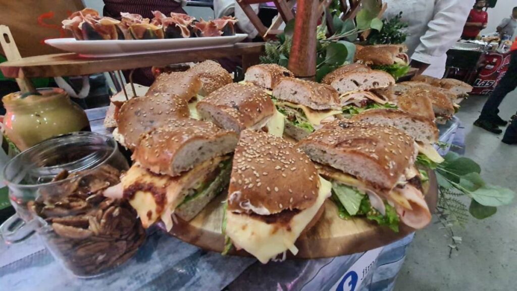 La Feria de la Torta CDMX celebra 20 años con torta de 90 metros, 90 expositores y más de 50 artistas del 13 al 17 de agosto.