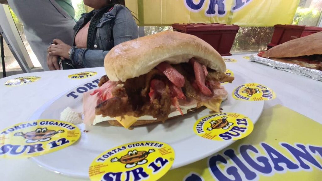La Feria de la Torta CDMX celebra 20 años con torta de 90 metros, 90 expositores y más de 50 artistas del 13 al 17 de agosto.