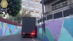 Tráiler se atora en la incorporación a San Antonio Abad y causa caos vial