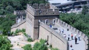 Tras escándalo, diputada borra video en el que aparece corriendo en la Muralla china; ¿cuánto cuesta un vuelo redondo?