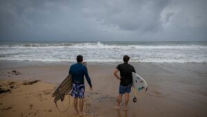 El huracán Erin golpea el Caribe y amenaza costa este de EE. UU.