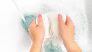 El truco casero con solo dos ingredientes que blanquea la ropa sin lavadora