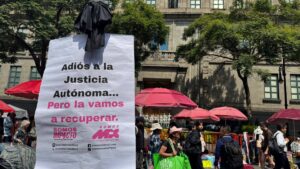 Despiden simbólicamente al Poder Judicial con moño negro y mariachis