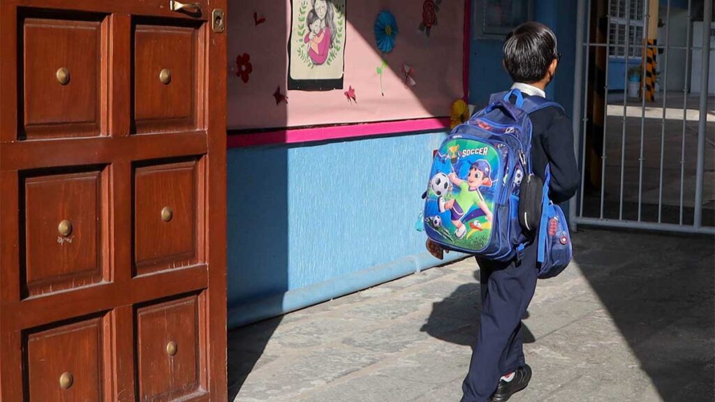 Comienza la entrega de útiles y uniformes escolares en Sinaloa.